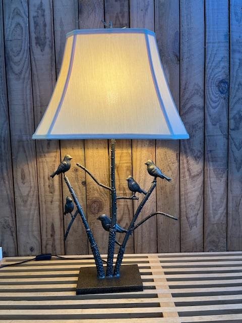 Metal bird table lamp